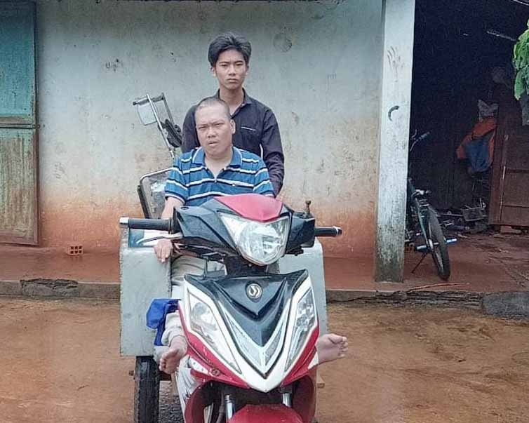 Em Lê Văn Thắng và cha. Ảnh: Phan Thị Chín