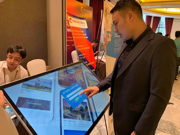 Du khách trải nghiệm du lịch tại chỗ trên các nền tảng mới. (Ảnh: Xuân Mai/Vietnam+)