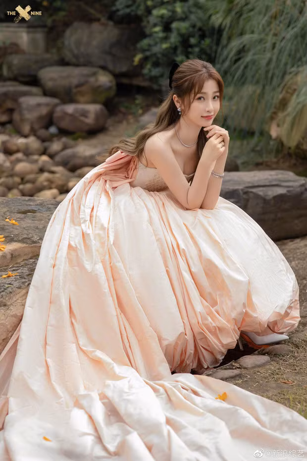 Người đẹp sinh năm 1995 cũng được đề cử Nữ diễn viên được yêu thích nhất.