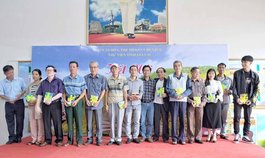 Tôn vinh bạn đọc tích cực. Ảnh: Hoàng Ngọc