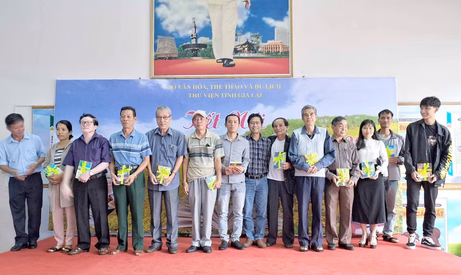 Tôn vinh bạn đọc tích cực. Ảnh: Hoàng Ngọc