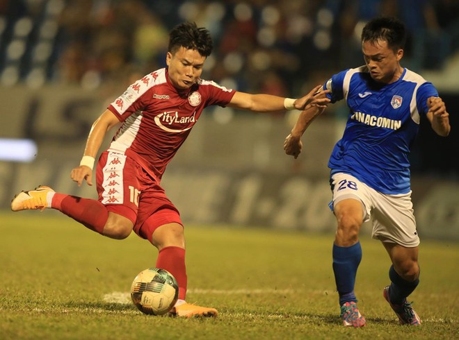 Phi Sơn (trái) đã không còn cơ hội giành vô địch năm nay ẢNH: MINH TÚ