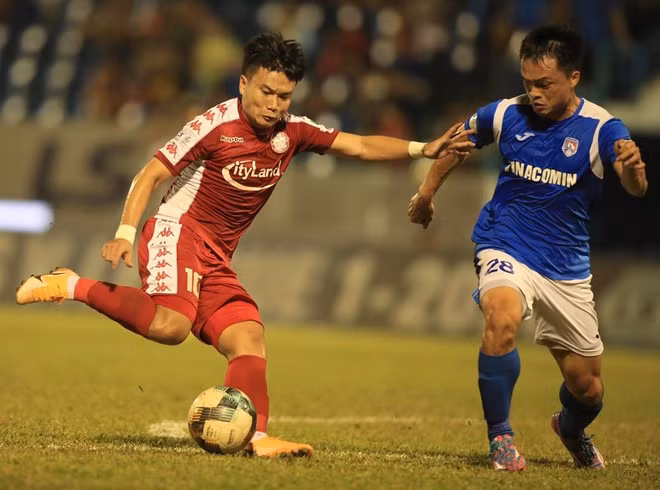 Phi Sơn (trái) đã không còn cơ hội giành vô địch năm nay ẢNH: MINH TÚ