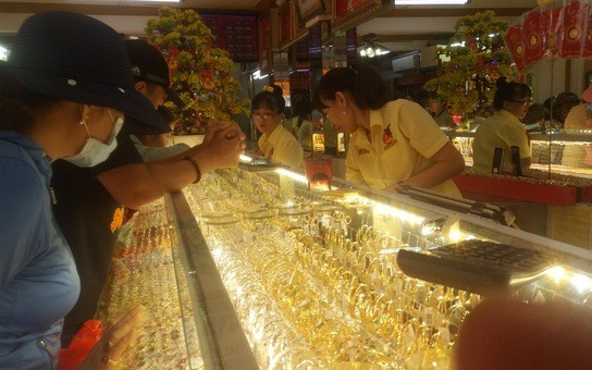 Dự báo, giá vàng SJC trong sáng 7-10 có thể giảm gần 1 triệu đồng lượng (Ảnh: THY THƠ)  Dự báo, giá vàng SJC trong sáng 7-10 có thể giảm gần 1 triệu đồng lượng (Ảnh: THY THƠ)