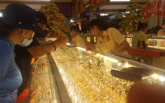  Dự báo, giá vàng SJC trong sáng 7-10 có thể giảm gần 1 triệu đồng lượng (Ảnh: THY THƠ)
