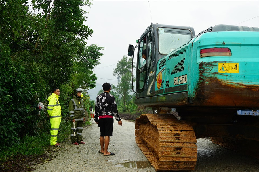  Lực lượng chức năng căng mình tìm kiếm người mất tích. Ảnh: Tùng Giang.