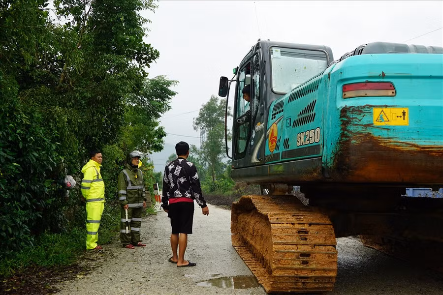  Lực lượng chức năng căng mình tìm kiếm người mất tích. Ảnh: Tùng Giang.