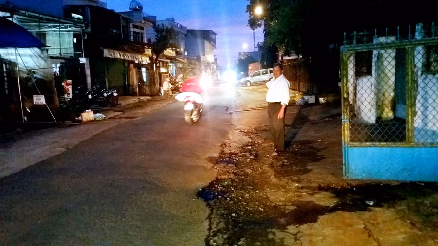 Ông Hiền bức xúc phản ánh với P.V. Ảnh: Trần Hằng