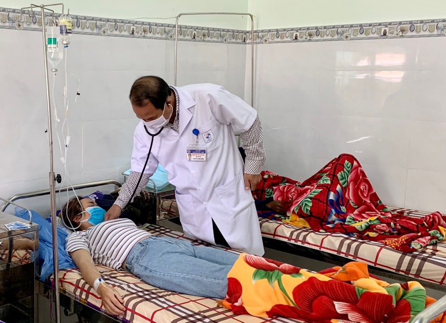 Bác sĩ Bệnh viện 331 khám, điều trị cho bệnh nhân mắc SXH. Ảnh: Như Ý