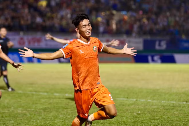 Chùm ảnh: Niềm vui của bóng đá Bình Định trở lại V-League sau 12 năm chờ đợi ảnh 3