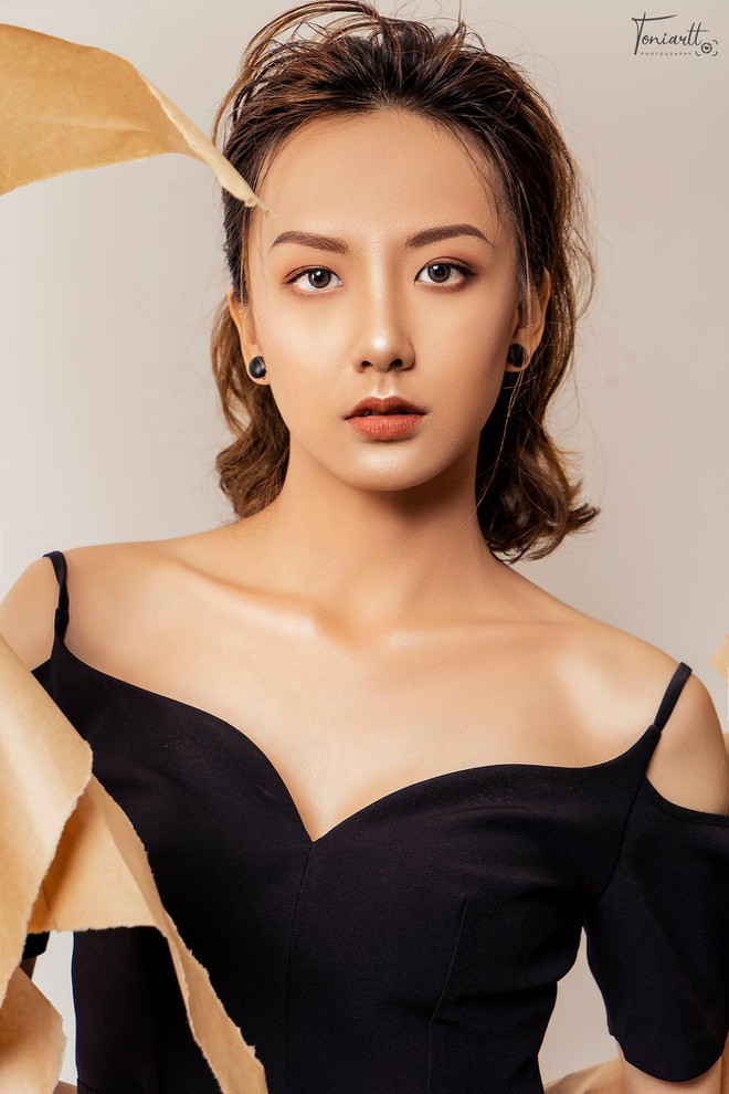 Theo người đẹp, cô chưa từng bị trêu chọc về chiều cao. Chân dài quan niệm: “Bây giờ xã hội đã phát triển, cũng có nhiều người cao vượt trội rồi. Tôi chưa từng cảm thấy tự ti khi cao trên 1,8m, thậm chí là tự tin vì bản thân có thể nổi bật giữa đám đông, bạn bè có thể nhìn thấy tôi một cách dễ dàng hơn” ẢNH: FBNV