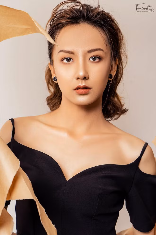 Theo người đẹp, cô chưa từng bị trêu chọc về chiều cao. Chân dài quan niệm: “Bây giờ xã hội đã phát triển, cũng có nhiều người cao vượt trội rồi. Tôi chưa từng cảm thấy tự ti khi cao trên 1,8m, thậm chí là tự tin vì bản thân có thể nổi bật giữa đám đông, bạn bè có thể nhìn thấy tôi một cách dễ dàng hơn” ẢNH: FBNV