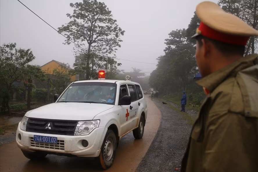  Xe cứu thương chở thi thể các quân nhân gặp nạn rời khỏi hiện trường vụ sạt lở. Ảnh: Hưng Thơ.
