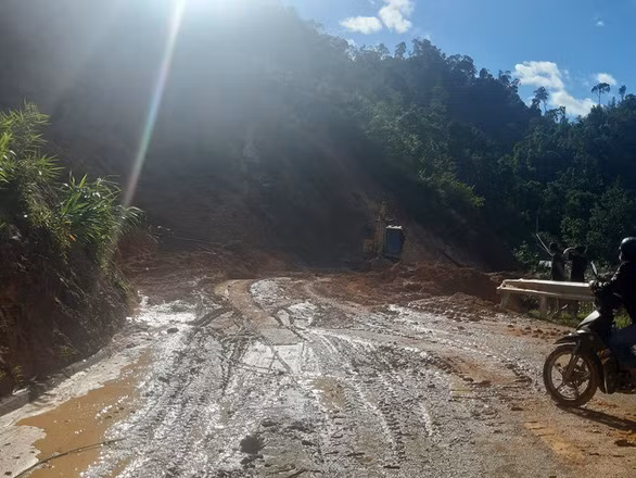 Mở đường vào điểm sạt lở ở huyện Nam Trà My, Quảng Nam.