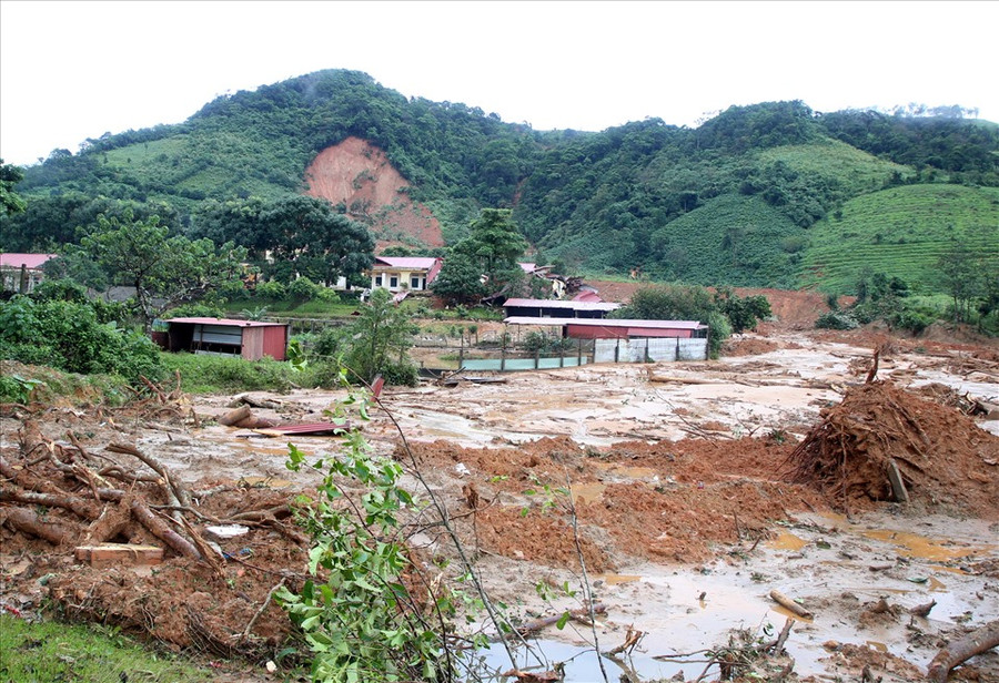  Hiện trường vụ sạt lở đất trong doanh trại Đoàn Kinh tế Quốc phòng 337. Ảnh: Hưng Thơ