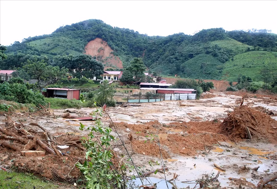  Hiện trường vụ sạt lở đất trong doanh trại Đoàn Kinh tế Quốc phòng 337. Ảnh: Hưng Thơ