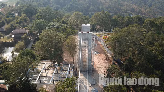 Sau khi phát hiện xây dựng trái phép, lực lượng chức năng TP Đà Lạt xử phạt 40 triệu đồng và áp dụng biện pháp tháo dỡ công trình vi phạm sau 60 ngày.