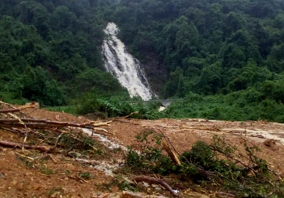 Núi sạt chôn vùi lán trại của nhóm đi rừng ở Hưng Trạch khiến 1 người chết, 3 người mất tích - Ảnh: QUỐC NAM