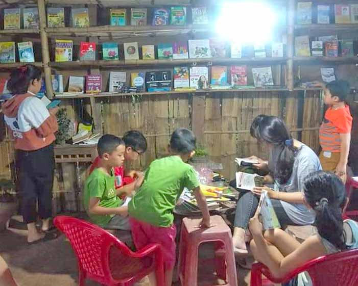 Tranh thủ thời gian buổi tối, nhiều em nhỏ ghé thư viện để đọc sách. Ảnh: Hồng Thương