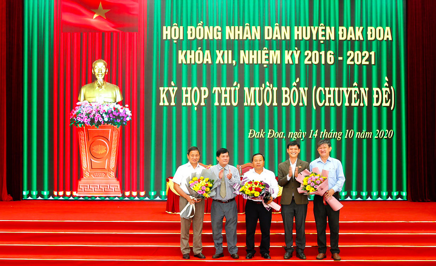 Ông Nguyễn Hữu Thọ-Bí thư Huyện ủy Đak Đoa (thứ 2 từ trái sang) tặng hoa các cán bộ vừa được miễn nhiệm các chức danh do HĐND huyện bầu. Ảnh: Đinh Yến Ông Nguyễn Hữu Thọ-Bí thư Huyện ủy Đak Đoa (thứ 2 từ trái qua) tặng hoa các cán bộ vừa được miễn nhiệm các chức danh do HĐND huyện bầu. Ảnh: Đinh Yến