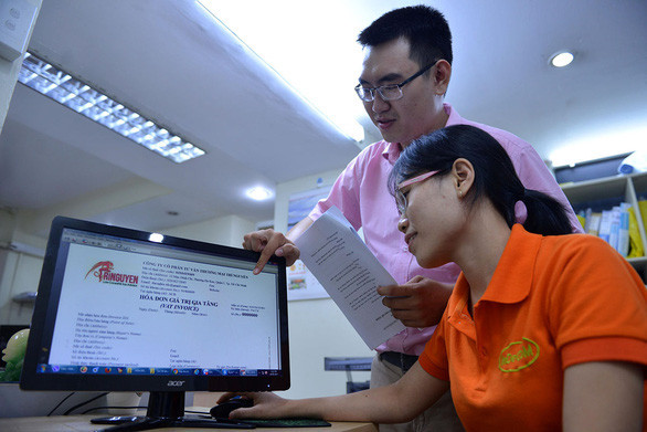 Từ 1-7-2022, tổ chức, cá nhân mới bắt buộc phải chuyển sang hóa đơn điện tử - Ảnh: DUYÊN PHAN  Từ 1-7-2022, tổ chức, cá nhân mới bắt buộc phải chuyển sang hóa đơn điện tử - Ảnh: DUYÊN PHAN