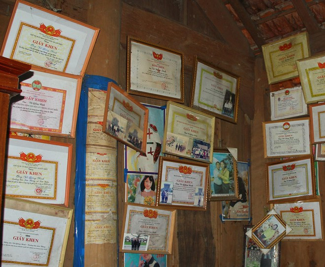 Bằng khen và giấy khen chính quyền các cấp tặng ông Vừ Giồng Nênh, Trưởng bản Lưu Thông, một trong những người khai mở bản