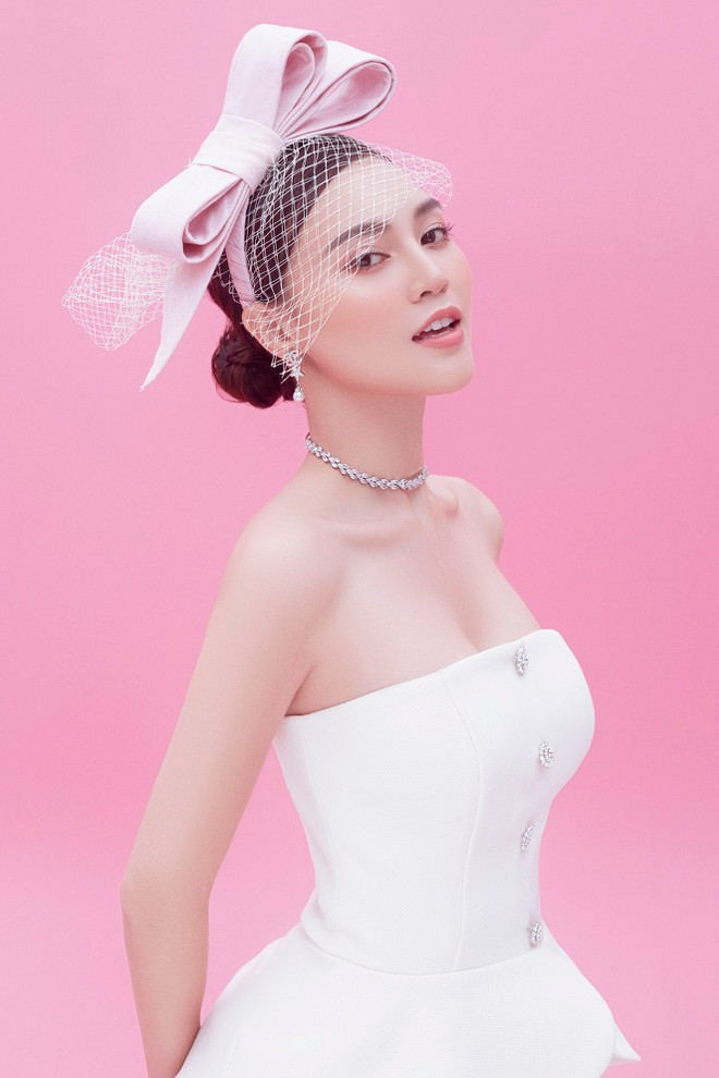 Sự kết hợp giữa áo peplum cách điệu và chân váy xếp ly xuyên thấu cũng tạo nên một tổng thể hoàn hảo cho nữ diễn viên ẢNH: MILOR TRẦN