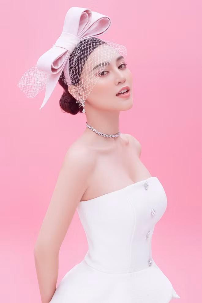 Sự kết hợp giữa áo peplum cách điệu và chân váy xếp ly xuyên thấu cũng tạo nên một tổng thể hoàn hảo cho nữ diễn viên ẢNH: MILOR TRẦN