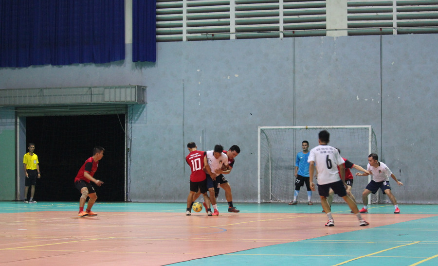 Trận chung kết giữa đội Bệnh viện Mắt quốc tế Sài Gòn-Gia Lai và Bệnh viện Đại học Y Dược Hoàng Anh Gia Lai diễn ra kịch tính, hấp dẫn. Ảnh: Hoành Sơn