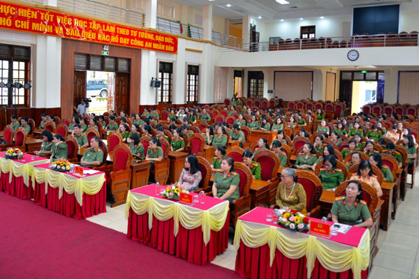 Các đại biểu tham dự buổi gặp mặt. Ảnh: Văn Ngọc Gần 200 cán bộ, chiến sĩ nữ tham gia buổi gặp mặt. Ảnh: Văn Ngọc