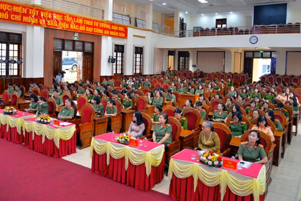 Gần 200 cán bộ, chiến sĩ nữ tham gia buổi gặp mặt. Ảnh: Văn Ngọc