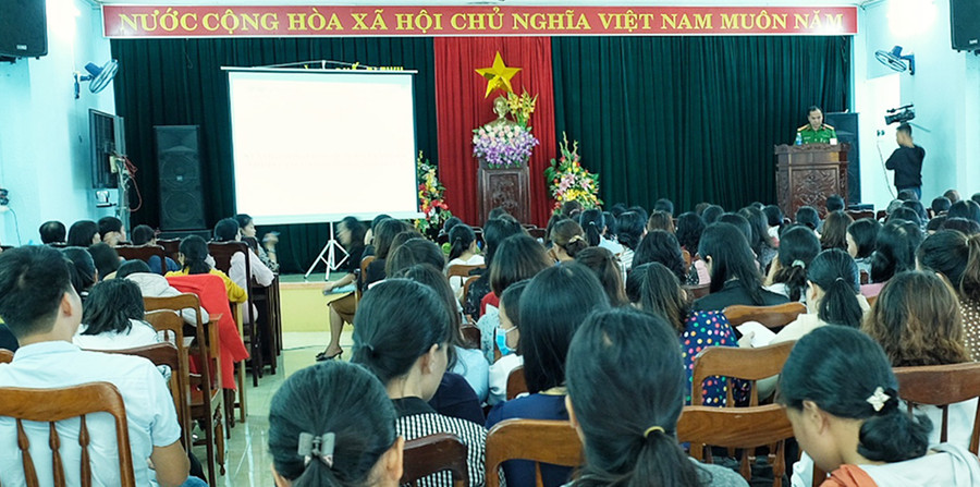 Tập huấn kỹ năng phòng chống xâm hại tình dục trẻ em cho hội viên phụ nữ và giáo viên, tổng phụ trách Đội. Ảnh: Minh Châu  Tập huấn kỹ năng phòng chống xâm hại tình dục trẻ em cho hội viên phụ nữ và giáo viên, tổng phụ trách Đội. Ảnh: Minh Châu