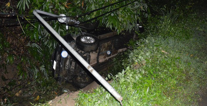 Xe bán tải lọt xuống vực sâu 4 m trên đèo Chuối, tài xế kẹt trong cabin ẢNH: TRÙNG DƯƠNG
