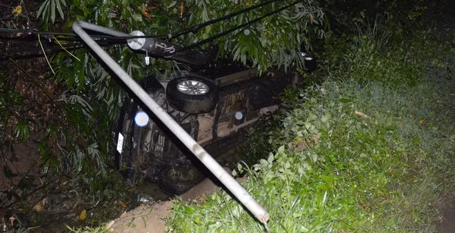 Xe bán tải lọt xuống vực sâu 4 m trên đèo Chuối, tài xế kẹt trong cabin ẢNH: TRÙNG DƯƠNG