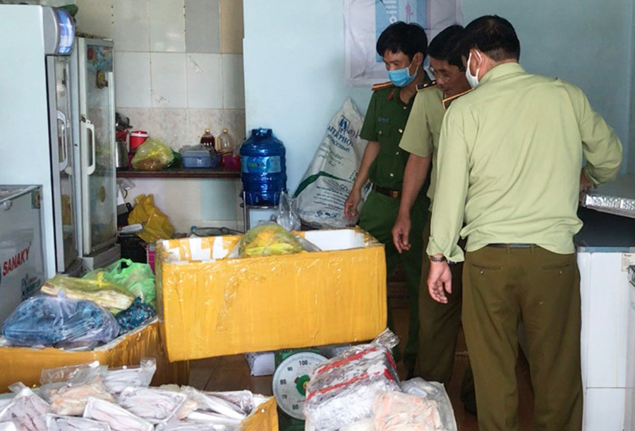 Lực lượng chức năng kiểm đếm hàng hóa vi phạm tại kho đông lạnh ở hẻm 63 Tuệ Tĩnh (phường Ia Kring, TP. Pleiku). Ảnh: Vũ Thảo  Lực lượng chức năng kiểm đếm hàng hóa vi phạm tại kho đông lạnh ở hẻm 63 Tuệ Tĩnh (phường Ia Kring, TP. Pleiku). Ảnh: Vũ Thảo