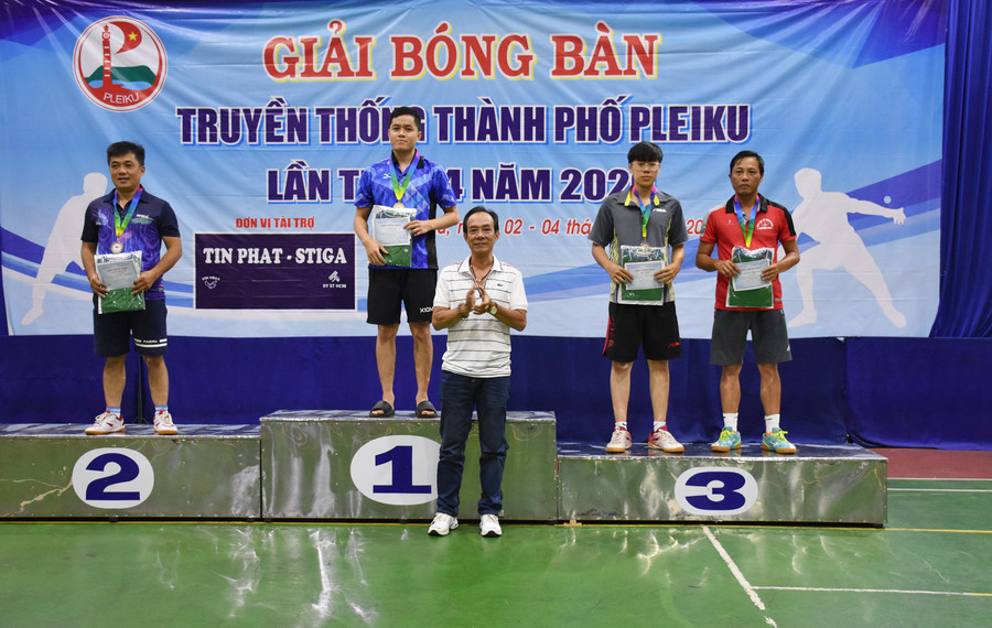 Ban tổ chức trao huy chương cho các vận động viên đạt thành tích xuất sắc tại giải. Ảnh: Hà Phương