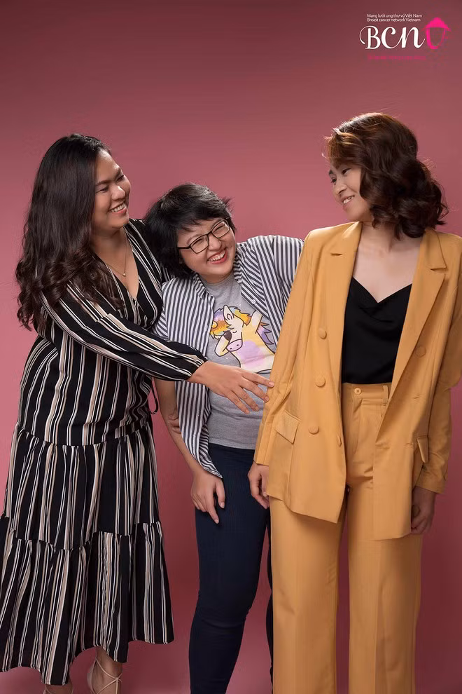 Các bệnh nhân ung thư - những đại sứ trẻ của chiến dịch “Sớm bảo vệ, tự tin sống” do Mạng lưới ung thư vú VN tổ chức - Ảnh: BCNV