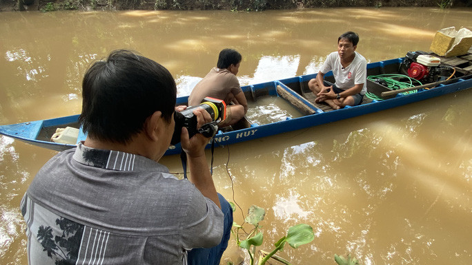 Ông Bùi Hồ trong lần sản xuất video để đăng tải trên kênh YouTube Bùi Hồ TV. Ảnh: Lê Phong Ông Bùi Hồ trong lần sản xuất video để đăng tải trên kênh YouTube Bùi Hồ TV. Ảnh: Lê Phong