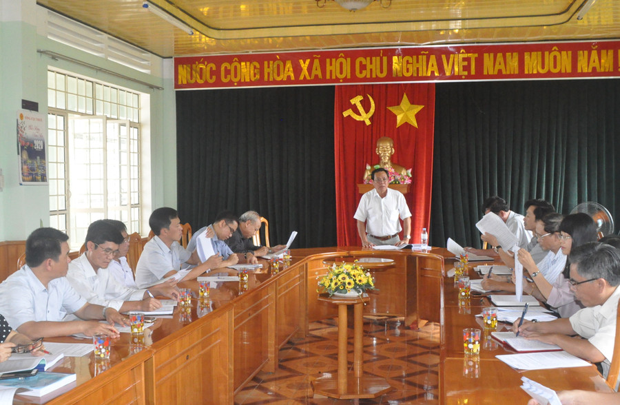 Đoàn giám sát làm việc với UBND huyện Kbang. Ảnh: Hoành Sơn