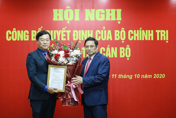  Ông Phạm Minh Chính trao quyết định cho ông Lê Quốc Phong- Ảnh: NAM TRẦN
