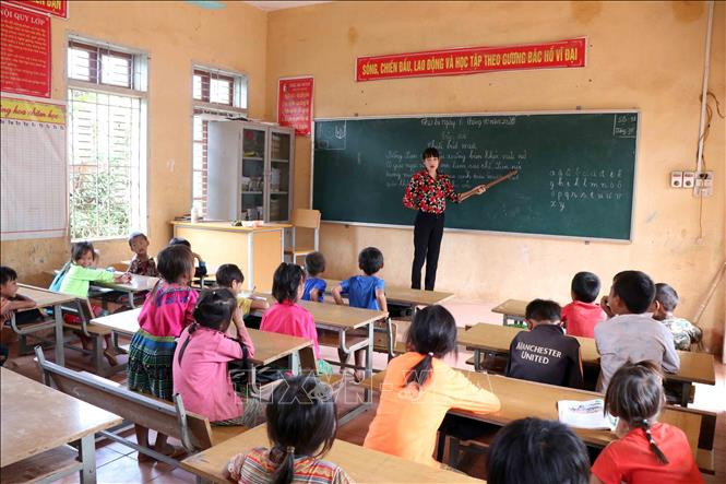 Giờ lên lớp của cô giáo Lò Thị Nga, điểm trường Huổi Pá, Trường Phổ thông dân tộc bán trú tiểu học xã Mường Lạn, huyện Sốp Cộp. Ảnh: Hữu Quyết/TTXVN