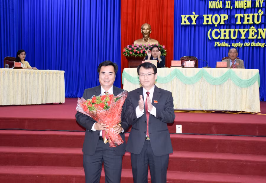 Bí thư Thành ủy, Chủ tịch HĐND TP. Pleiku Trịnh Duy Thuân tặng hoa chúc mừng ông Nguyễn Hữu Sung. Ảnh: Trần Dung