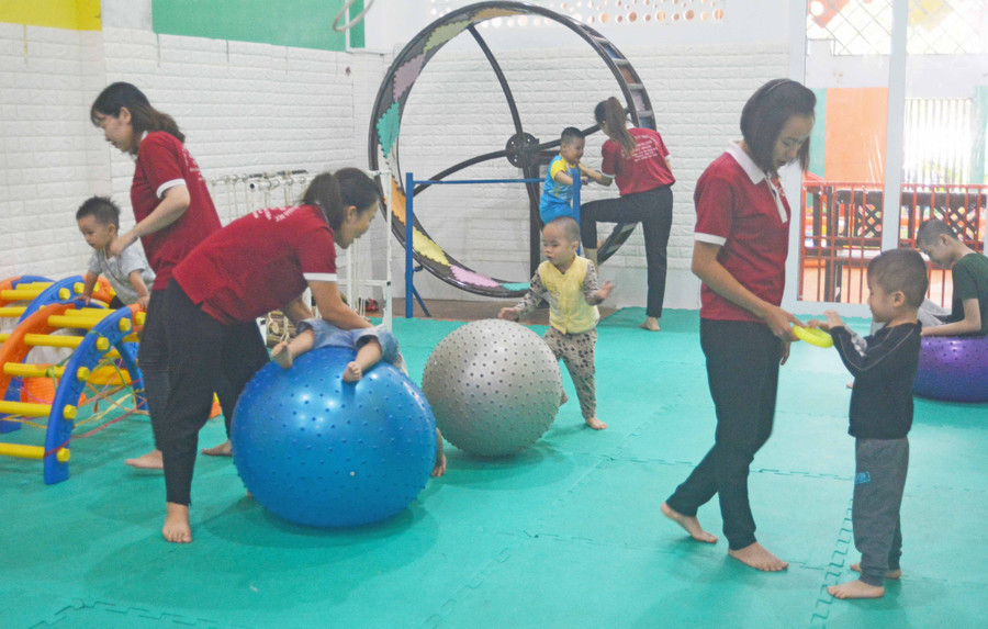 Bằng tình yêu thương thật sự, các giáo viên tại Trung tâm đã giúp nhiều trẻ tự kỷ tiến bộ rõ rệt. Ảnh: Phương Duyên