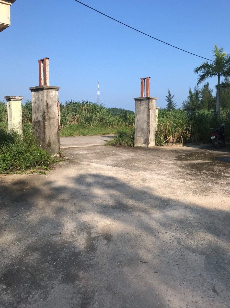 Cổng vào chỉ còn trơ trọi 2 cột bê tông. Ảnh: Nguyễn Hùng