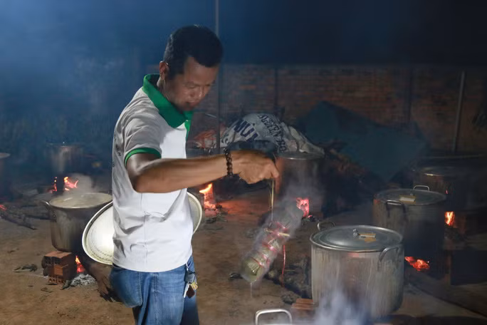 Bánh tét được nấu cả đêm