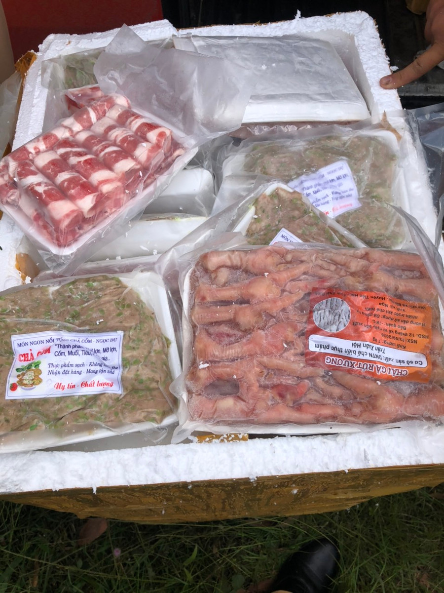  Thực phẩm được phát hiện trên xe khách. Ảnh: VP