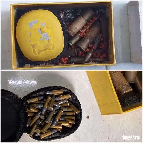 Cảnh sát thu giữ nhiều loại đạn các loại tại nhà của Trí - Ảnh: HOÀI THƯƠNG