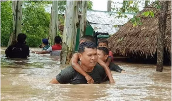 Lũ lụt cũng đã nhấn chìm gần 60.000 ngôi nhà và hơn 242.000 ha hoa màu của người dân Campuchia.