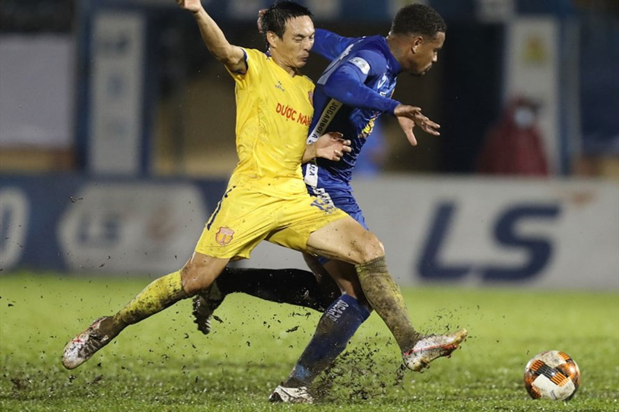 Nam Định đang có nhiều lợi thế hơn Quảng Nam trong cuộc đua tránh vé xuống hạng. Ảnh: VPF.