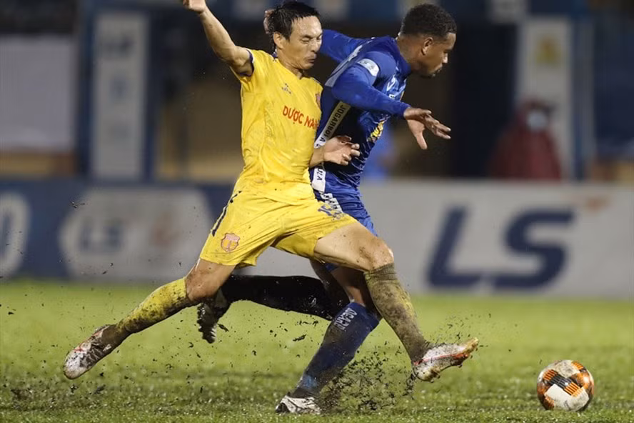 Nam Định đang có nhiều lợi thế hơn Quảng Nam trong cuộc đua tránh vé xuống hạng. Ảnh: VPF.
